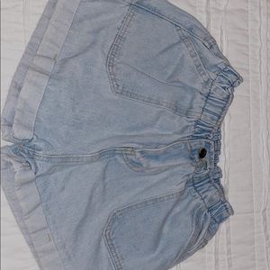 scrunch waistband light wash denim shorts